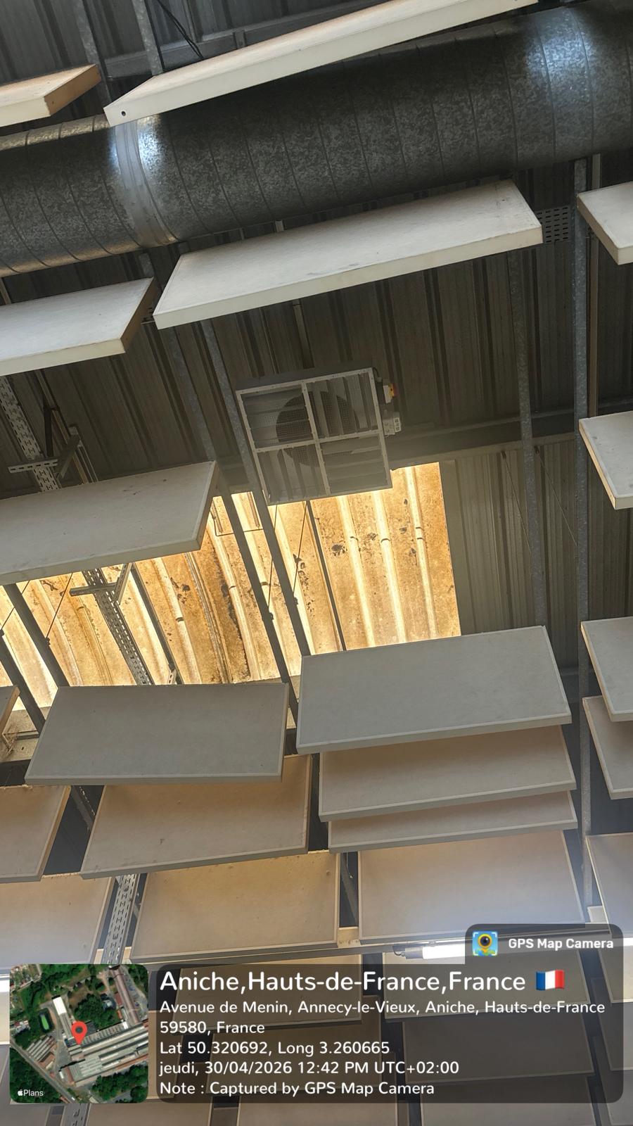 Destratificateur installé en hauteur dans un hall industriel